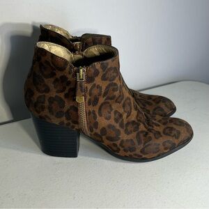 Style & Co Size 7 Ankle Booties Block Heel Side Zipper Leopard Print Used